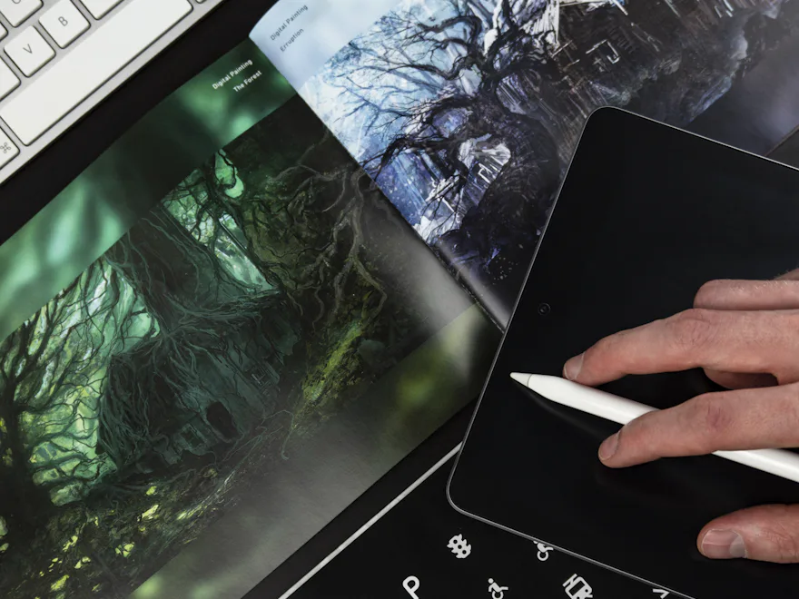 Teclado y lápiz digital sobre una mesa oscura