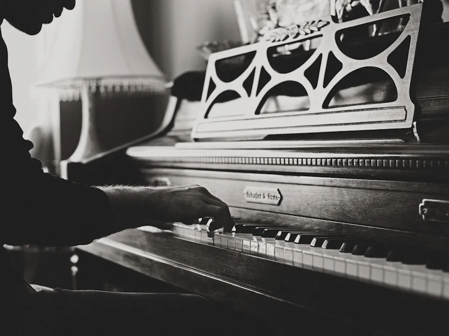Teclas de un piano fotografiadas en blanco y negro