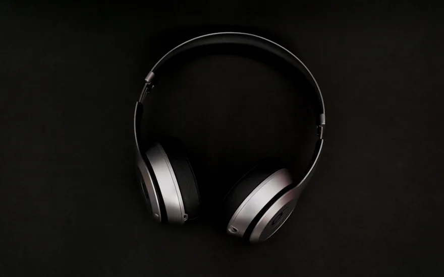 Auriculares de estudio sobre una superficie oscura