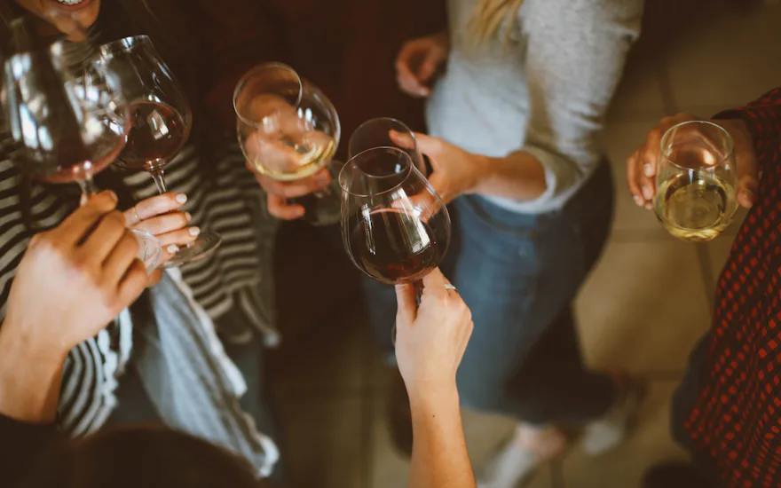 Copas levantadas en un brindis durante una celebración
