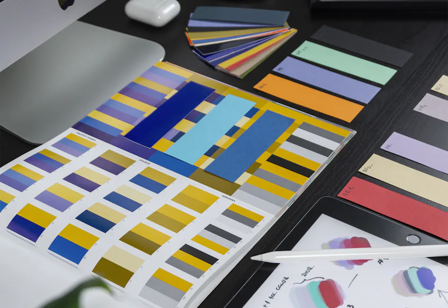 Muestrario de colores impreso sobre una mesa de diseño