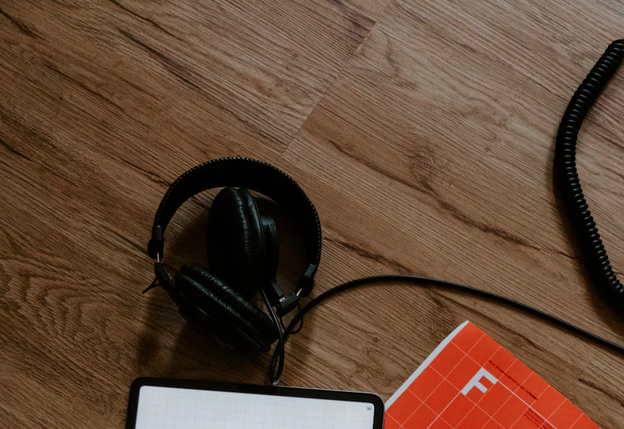 Tableta con un boceto de letra sobre una mesa de trabajo